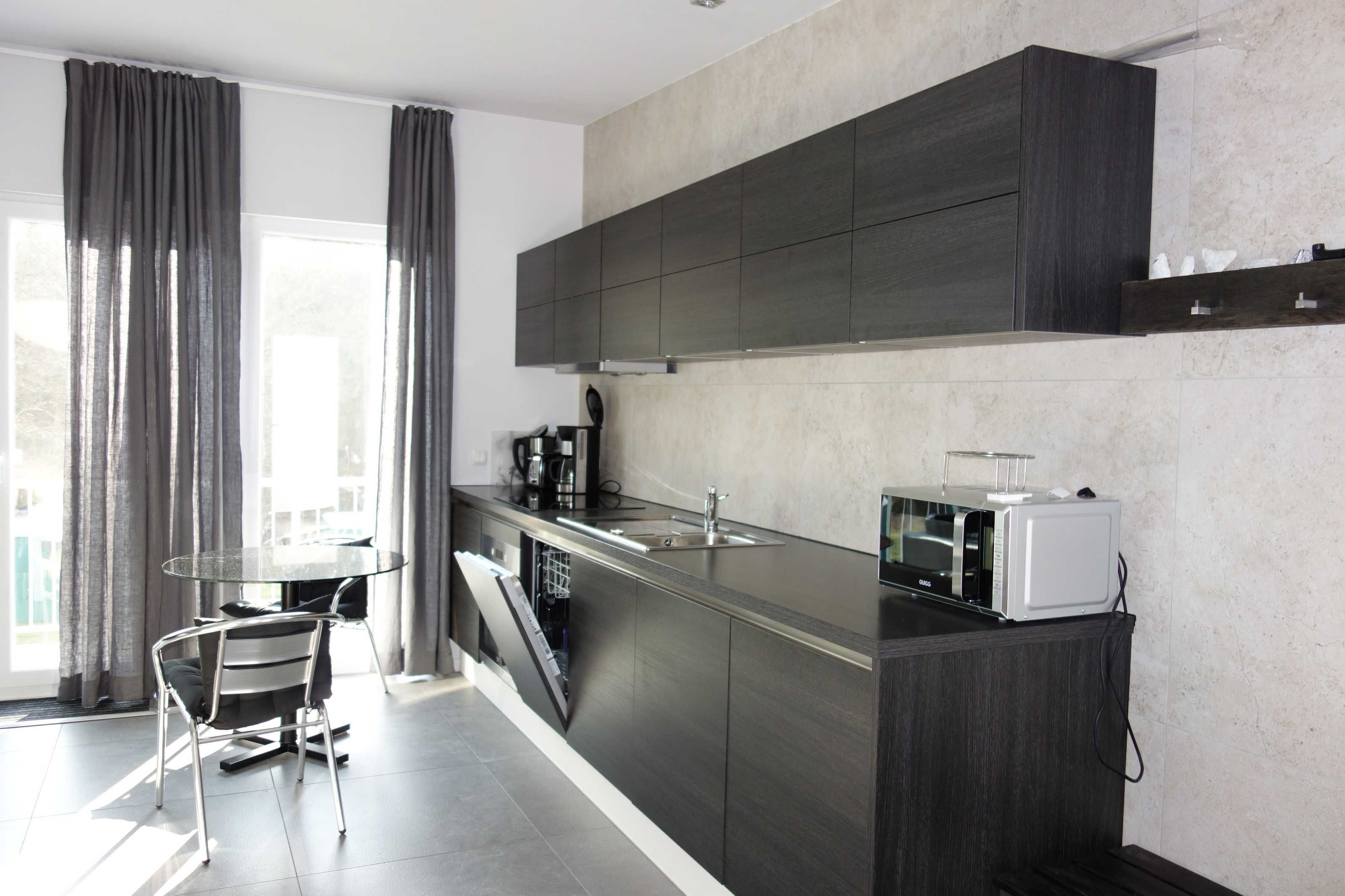 Kühlschrank, Ofen, Geschirrspüler, Wasserkocher mit Kaffee-/Teezubehör