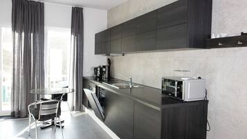 Kühlschrank, Ofen, Geschirrspüler, Wasserkocher mit Kaffee-/Teezubehör