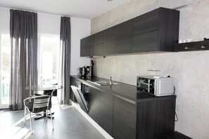 Fridge, oven, dishwasher, coffee/tea maker