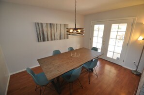 In-room dining - 6 Bedroom Getaway (Scottsdale)