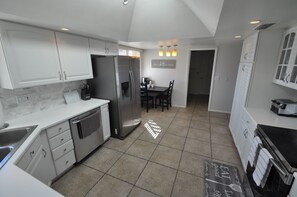 Villa, 6 slaapkamers, niet-roken | Privékeuken | Een koelkast/vriezer, een magnetron, een oven, een kookplaat