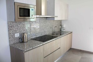 Fridge, microwave, stovetop, dishwasher - Holiday apartment with balcony in the heart of Lignano Sabbiadoro (Lignano)