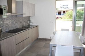 Fridge, microwave, stovetop, dishwasher - Holiday apartment with balcony in the heart of Lignano Sabbiadoro (Lignano)