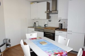 Refrigerador, horno, lavavajillas y cafetera y tetera 