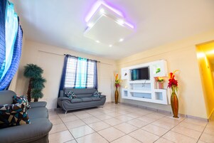 House, 3 Bedrooms | Private kitchen | Full-size fridge, microwave, oven, stovetop