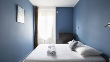 1 slaapkamer, geluiddichte muren, een strijkplank/strijkijzer