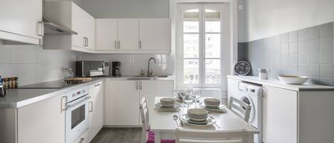 Réfrigérateur, micro-ondes, four, cafetière/bouilloire