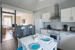 Jääkaappi, mikroaaltouuni, uuni, kahvin-/teenkeitin