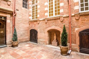 Exterior detail - La Terrasse Croix Baragnon (Toulouse)