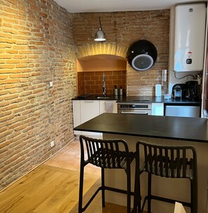 Kühlschrank, Mikrowelle, Wasserkocher mit Kaffee-/Teezubehör, Toaster