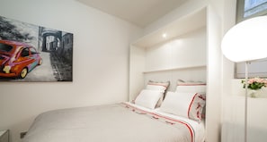 1 slaapkamer, een kluis op de kamer, een strijkplank/strijkijzer