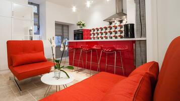 Televisie, een dvd-speler en boeken