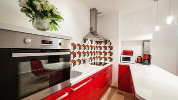 Een koelkast, een microgolfoven, een oven, een kookplaat