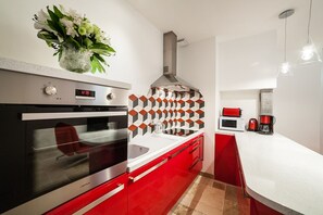 Frigorifero, microonde, forno, piano cottura