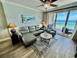 Flatskjerm-TV og DVD-spiller