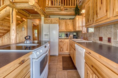 Authentic Quaint Log Cabin on 2400 Private Acres w/ Stellar Views & Hot Tub