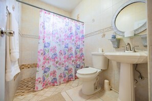 Casa, 3 quartos | Banheiro | Chuveiro/banheira combinados, banheira de hidromassagem