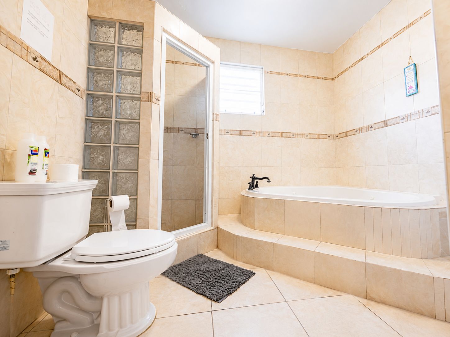 Rumah, 3 kamar tidur | Kamar mandi | Kombinasi shower/bathtub dan bathtub dengan aliran air