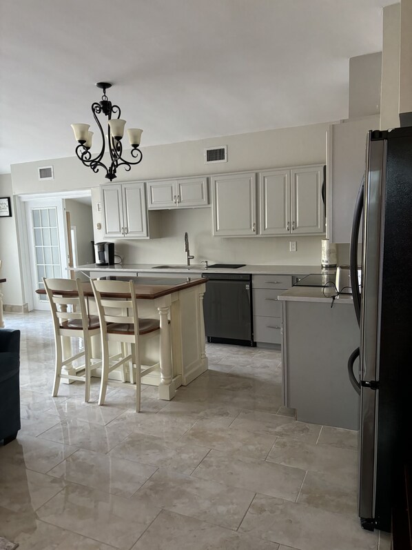 Réfrigérateur, four à micro-ondes, un four, surface de cuisson