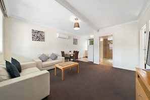 2 Bedroom Executive Apartment | Living area - New Crossing Place Motel & Apartments (Seymour)