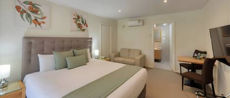 Deluxe King | Blackout drapes, iron/ironing board, free WiFi, bed sheets