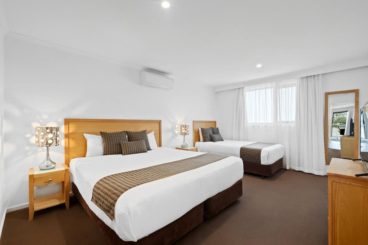 2 bedrooms, blackout curtains, iron/ironing board, free WiFi