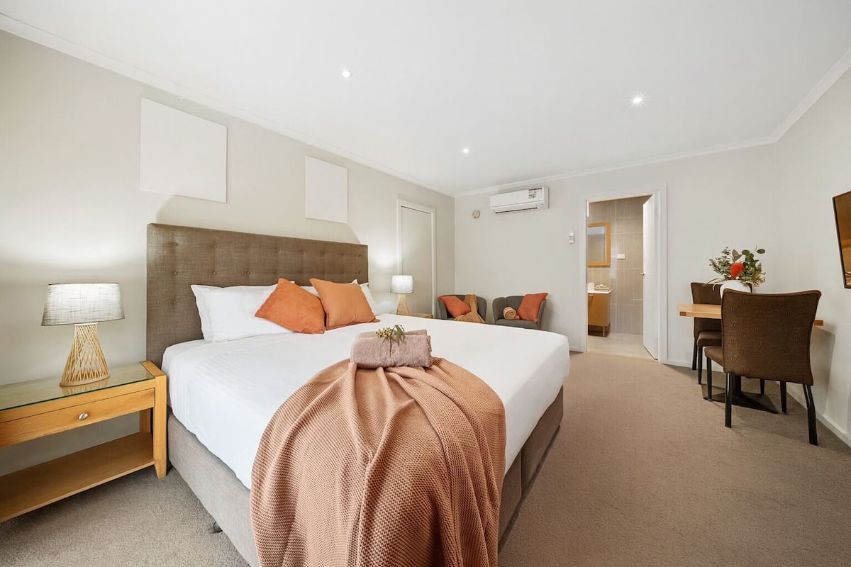 2 bedrooms, blackout curtains, iron/ironing board, free WiFi