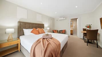 Deluxe King | Blackout drapes, iron/ironing board, free WiFi, bed sheets