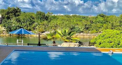 Villa am Wasser, privater Pool und Kajaks