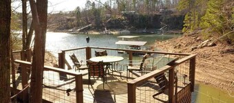 Privatsphäre / Aussicht / große Veranda / überdachtes Kochen im Freien / Dock in einer Bucht mit Spielzeug