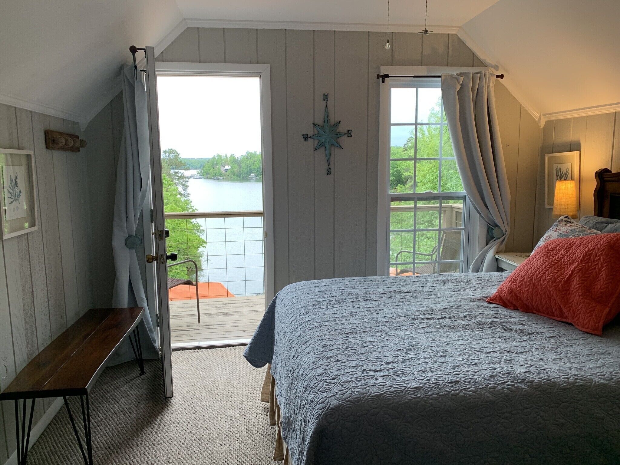 3 quartos, ferros/tábuas de passar roupa, berço de viagem