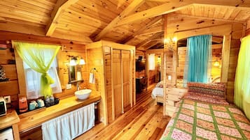 1 slaapkamer, een strijkplank/strijkijzer, wifi