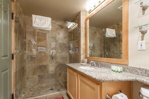 Badewanne, Haartrockner, Handtücher