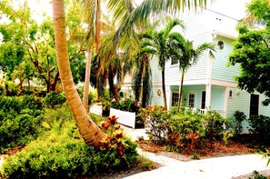 Property grounds - Condo in Old Town Key West's Truman Annex - Pool, Bicycle, Free Parking and WiFi (KEY WEST)