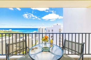 Outdoor dining - 38FL Upscale Penthouse w/ Ocean Views and Parking (Honolulu)