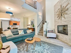 Televisión y chimenea 