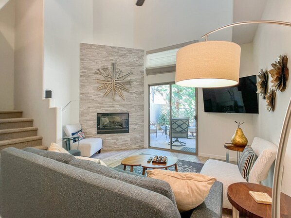 Smart TV, fireplace