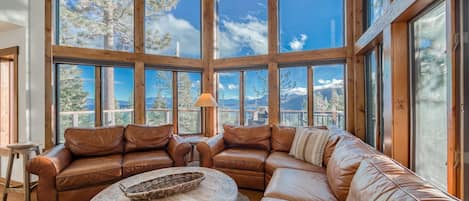 Televisión y chimenea