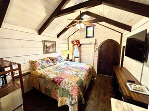 1 bedroom, iron/ironing board, WiFi, bed sheets - #2 Lotte - Tiny Home Cottage (Sevierville)