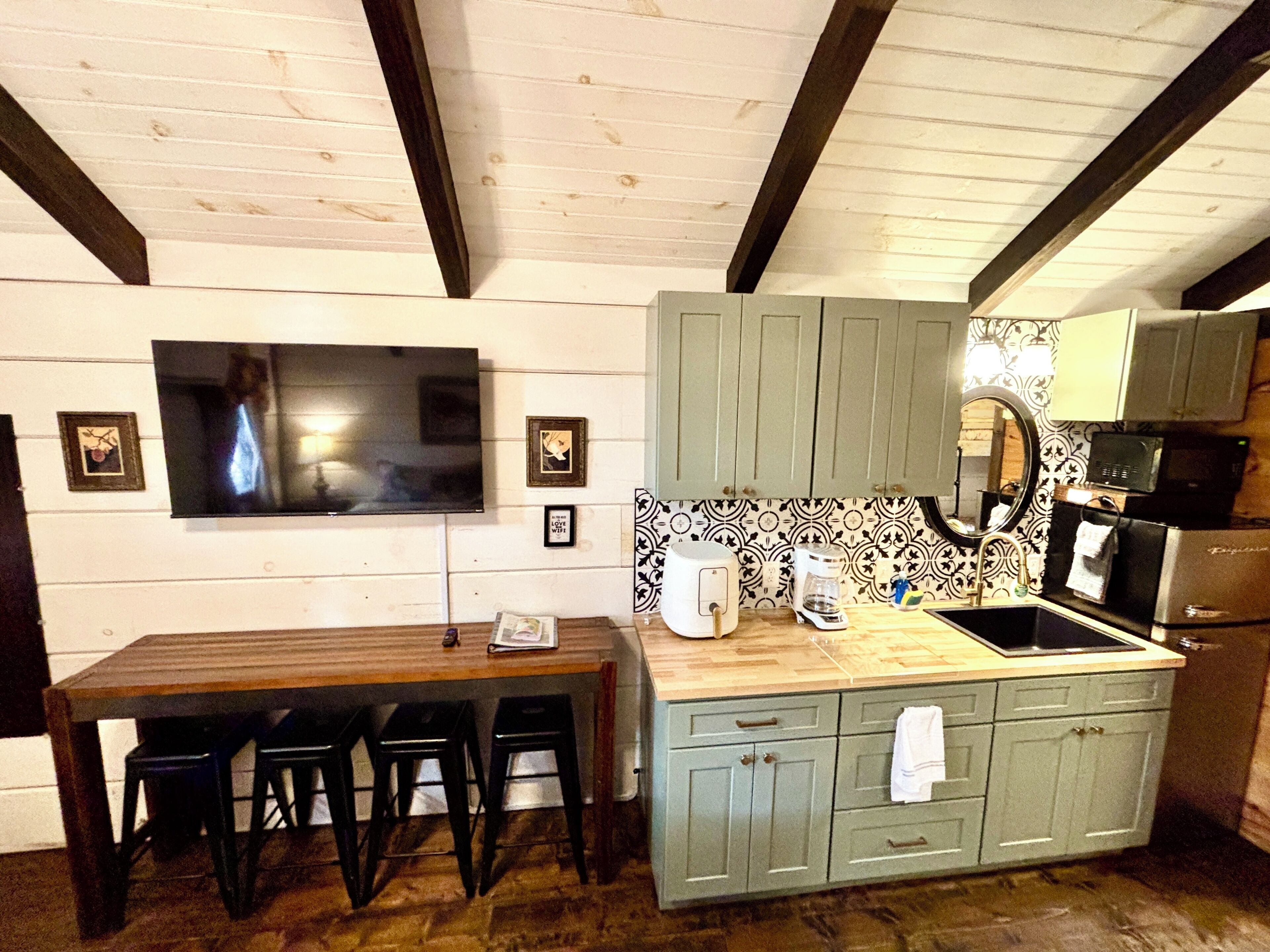 Een koelkast, een magnetron, een koffiezetapparaat/waterkoker