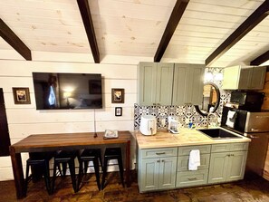 Kühlschrank, Mikrowelle, Wasserkocher mit Kaffee-/Teezubehör