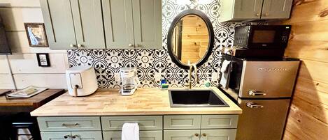 Réfrigérateur, micro-ondes, cafetière/bouilloire