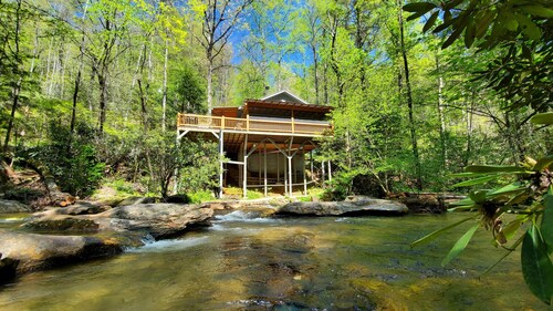 Romantic River’s Edge Cabin | Hot Tub, Boulders, Swing & Paved Access