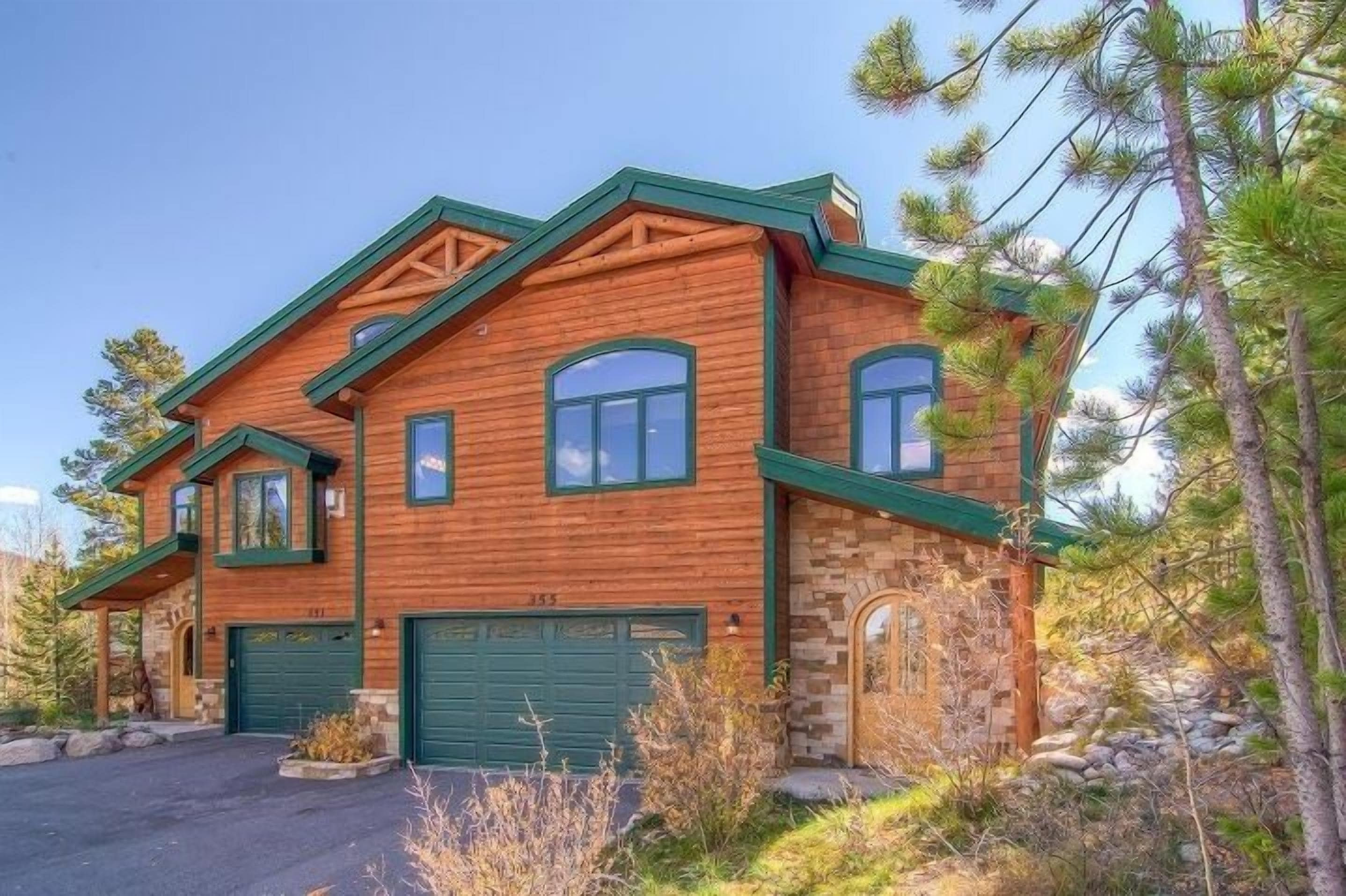 Luxury Eagles Nest House, Sleeps 10, Spacious Layout, Close to Hiking and Golf