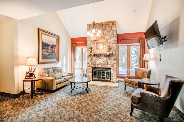 TV - Wildwood Suites Black Bear Condo: Ski-in, Downtown Breck (Breckenridge)