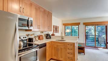 Coffee/tea maker, fridge, microwave, stovetop