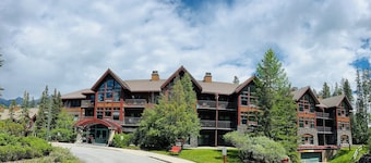Spacious Condo Unit Nestled on Three Sisters Mountainside
