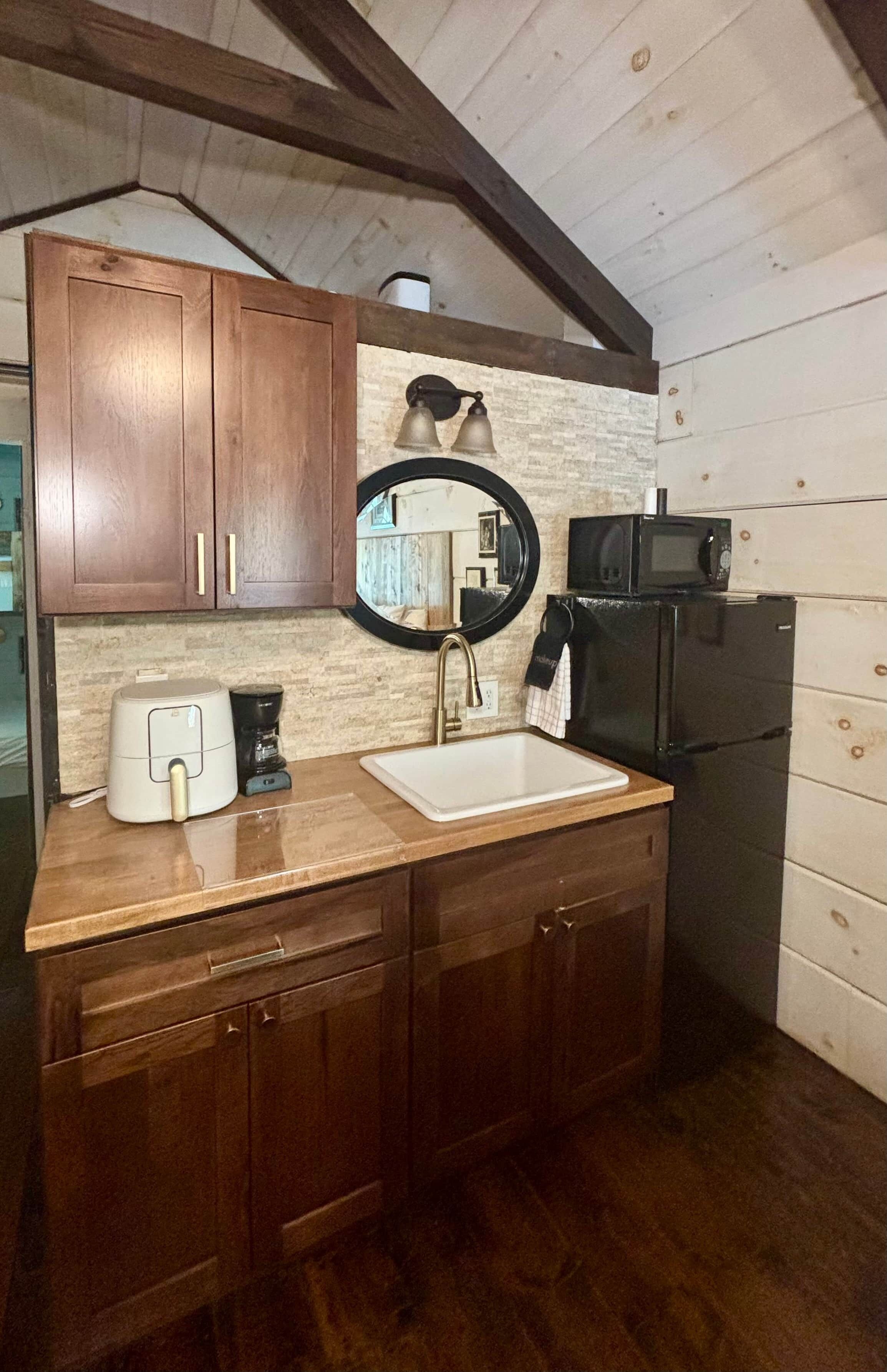 Kylskåp, mikrovågsugn och kaffe- och tebryggare