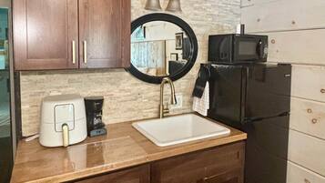 Kylskåp, mikrovågsugn och kaffe- och tebryggare