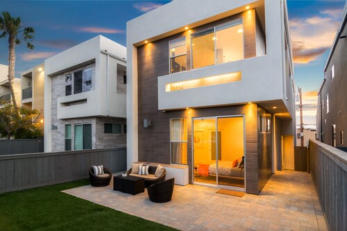 Relax, recharge and enjoy panoramic sunset views over the bay and ocean in this luxurious home